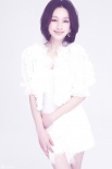 张俪写真秀无瑕美肌 展示修长美腿演绎白色恋人