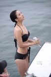 王君馨穿三点泳衣秀事业线 上演出水芙蓉出浴记