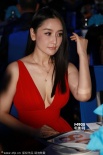孫寧與王學兵離婚后變開放 肆無忌憚俯身秀春光