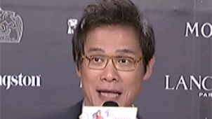 罗大佑潇洒走红毯向粉丝飞吻 好事连连给女儿写歌