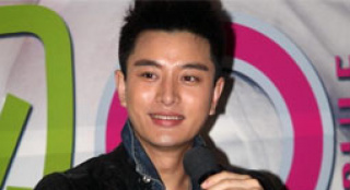 贾乃亮女儿满月喜难自禁 笑赞眼睛很大像李小璐