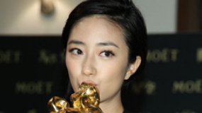 桂綸鎂露酥胸奪金馬 張孝全遭“法拉利姐”糾纏