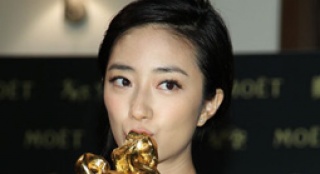 桂綸鎂露酥胸奪金馬 張孝全遭“法拉利姐”糾纏