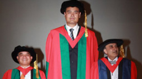 姚明获港大名誉博士学位 特首梁振英亲自颁发