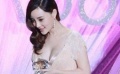 李小璐产后秀全家甜蜜照 裸色长裙显丰满上围