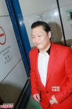 鳥叔PSY乘私人飛機抵港 與“山寨鳥叔”交鋒