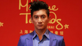 吴奇隆帝王造型入驻蜡像馆 自嘲鼻子没有成龙大