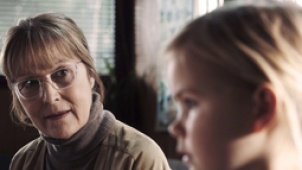 丹麦影片《狩猎》中文片段 女孩遭盘问低头少语