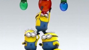 《神偷奶爸2》圣诞版预告 小黄人挂彩灯似杂技