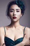 贾青拍复古写真优雅迷人 绿色丝绒裙托傲人双峰