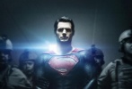 DC公司的超能英雄新作《超人：钢铁之躯》曝光了新版预告海报，这位熟悉的老牌英雄终于又要回归观众的视野。海报上的新任超人扮演者亨利·卡维尔正在重重美军的看押下戴着手铐走进监狱，身后门外的一束强光照亮了他胸膛上的“S”标志和坚毅不屈的表情。