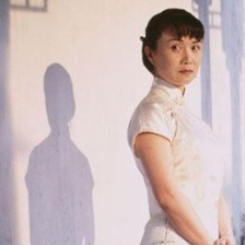 庭院中的女人