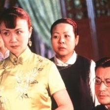 庭院中的女人