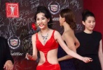 <strong>美艳指数：★★★★★</strong></br>第15届上海电影节开幕红毯上，性感女星蓝燕上半身看上去俨然只有一件Bra和一根布条，将大部分身体袒露在外，成为当晚红毯上穿着最为出位的一位女星。