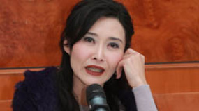 葉玉卿否認(rèn)復(fù)出拍戲?yàn)閮攤?陪女兒逛街秒花萬元