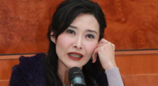 葉玉卿否認(rèn)復(fù)出拍戲?yàn)閮攤?陪女兒逛街秒花萬(wàn)元