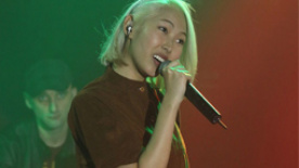 王若琳白发造型现身 搞怪演唱否认失恋痛哭传闻