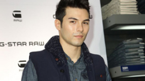 美男鳳小岳一月不洗牛仔褲 笑對(duì)與經(jīng)紀(jì)人的糾紛