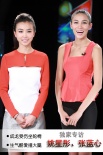 专访龙女郎：成龙受伤坐轮椅 生气酷爱捶大腿