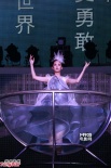 杨丞琳水缸中卖力演唱 与李玟忘情一吻点燃全场
