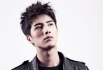 電影《小時代》 是由郭敬明執(zhí)導(dǎo)并擔(dān)任編劇的首部影視作品，電影在早前曝光了女性角色全陣容的演員之后，又曝光了男性定妝照。