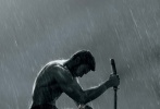海報中，手拿武士刀的休·杰克曼在半蹲在風(fēng)雨中，似乎東渡日本的他遇到了非常大的麻煩，預(yù)備蓄勢再次爆發(fā)。
