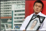 ???河智苑那個整天不務正業(yè)的老同學海嘯來襲時好命的在大橋上躲過一劫，但哥們兒高興得太早在點燃事后煙的時候火兒調的太大，差點兒沒燒著自己。然后大哥竟然一氣之下把打火機隨手一扔，正點在被海嘯卷翻的幾輛大罐子車里漏出的油上。結果可想而知了，一場大爆炸又害死幾百條剛從海難中僥幸逃生的性命。