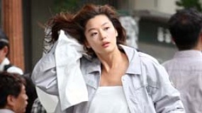 《奪寶聯(lián)盟》中文預(yù)告 全智賢色誘上演跨海大劫案