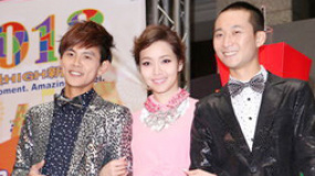 侯佩岑跨年晚会上演“扒光秀” 服装尺度欲露还羞