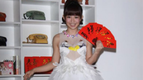 郭书瑶性感天鹅装大秀美腿跨年 自喻丑小鸭变身