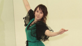 许慧欣拍MV演绎黑天鹅 宣称感情甜密不急着结婚