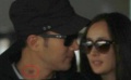 杨幂依偎爱郎现身机场 刘恺威颈部惊现红印似吻痕