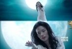 《西游·降魔篇》女主角舒淇變身成白衣仙子在月光下與“唐僧”文章上演著感情糾葛。