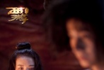 《西游·降魔篇》女主角舒淇變身成白衣仙子在月光下與“唐僧”文章上演著感情糾葛。