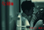 《女蛹之人皮嫁衣》講述了一場從情人節(jié)之夜開始的黑暗驚悚之旅：美麗的混血理發(fā)師關(guān)文馨(張榕容 飾)遭遇“白富美”閨蜜安妮的綁架，劫后余生失去三個月記憶的她突然發(fā)現(xiàn)自己成為亡靈寄生的傀儡，死去的情敵安妮正吞噬她的記憶、操縱她的肉體。