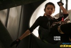 全智賢在片中出演女飛賊耶妮可，除親身上陣大量高空戲，飛檐走壁之余大膽發(fā)揮性感和搞笑絕技，以巔峰狀態(tài)再現(xiàn)“野蠻女友”的無敵魅力。