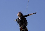 全智賢在片中出演女飛賊耶妮可，除親身上陣大量高空戲，飛檐走壁之余大膽發(fā)揮性感和搞笑絕技，以巔峰狀態(tài)再現(xiàn)“野蠻女友”的無敵魅力。