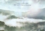 威爾史密斯父子再合作新片《重返地球》發(fā)布新款海報，賈登·史密斯身著緊身宇航服背著長劍型的神秘武器，站在墜毀的飛船上，眺望異常兇險的地球，未來的命運前途不明。