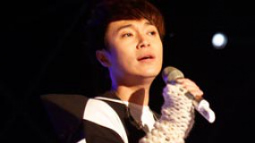 吴青峰“犄角装”唱high全场 感性发言引观众骚动