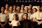 畫中人：梁朝偉、章子怡、張震、王慶祥、宋慧喬、趙本山</br>畫外音：《一代宗師》是王家衛(wèi)籌備八年的一部功夫片，《一代宗師》開拍前，王家衛(wèi)用三年時(shí)間探訪武林，輾轉(zhuǎn)十余地，遍訪民間一百余位隱世武林高人，對(duì)中華武學(xué)追本溯源。梁朝偉、章子怡、張震等主創(chuàng)在開拍前幾年為進(jìn)入角色，各自“拜師學(xué)藝”，對(duì)演員的要求是外練 “筋骨肉”，內(nèi)練“精氣神”，主要演員從基礎(chǔ)開始，走上了非同尋常的“宗師之路”。