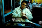 畫中人：梁朝偉、張國榮、張震</br>畫外音：王家衛(wèi)曾說過，在構(gòu)想這部同志題材的《春光乍泄》時(shí)，就已經(jīng)決定要找全香港最好看的兩個(gè)男人來演，他們就是張國榮與梁朝偉。張國榮在影片中的造型非常隨性甚至略顯邋遢，背心短褲、頭發(fā)凌亂、胡子拉碴，桀驁不馴的個(gè)性展露無遺。梁朝偉相較之下造型則“規(guī)矩”得多，這也體現(xiàn)出兩人對(duì)待感情的態(tài)度，一個(gè)不拘小節(jié)、一個(gè)謹(jǐn)小慎微，注定了要發(fā)生許多故事。