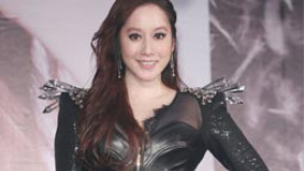 许慧欣转型露朦胧半胸 紧抱活天鹅高调谈感情