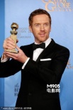 《国土安全》夺系列剧最佳男演员 刘易斯吻奖杯