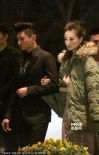 吴奇隆、戴娇倩外出十指紧扣 缠绵亲密似连体婴