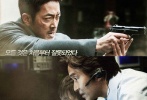 韓國電影《柏林》新海報——海報中4位主演均有亮相。河正宇臉上帶著傷疤手持武器；韓石圭面目表情緊張，金盯電腦屏幕；柳承范神情小心謹慎，躲避追殺者；全智賢手持公共電話聽筒，表情里充滿著驚恐。整張海報襯托出緊張的氣氛，也讓這幾位主演之間的關(guān)系顯得更加撲朔迷離。