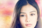 Angelababy飾演的角色是一個外表物質(zhì)內(nèi)心獨立的職場高級白領(lǐng)，但她面對愛情卻并沒有早早繳械投降，而是巧用優(yōu)勢，潤物細無聲地幫助自己化繁為簡，直接擁有簡單卻又滾燙的愛情。