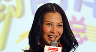 蔡少芬怀孕五月疑是男胎 脚踩十公分高跟鞋捞金