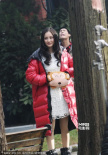 杨幂现身《小时代》片场裹厚服 脸色憔悴显疲惫
