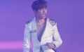 東方神起成“飛人”舍命開唱 開場半裸演繹新生
