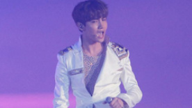 东方神起成“飞人”舍命开唱 开场半裸演绎新生